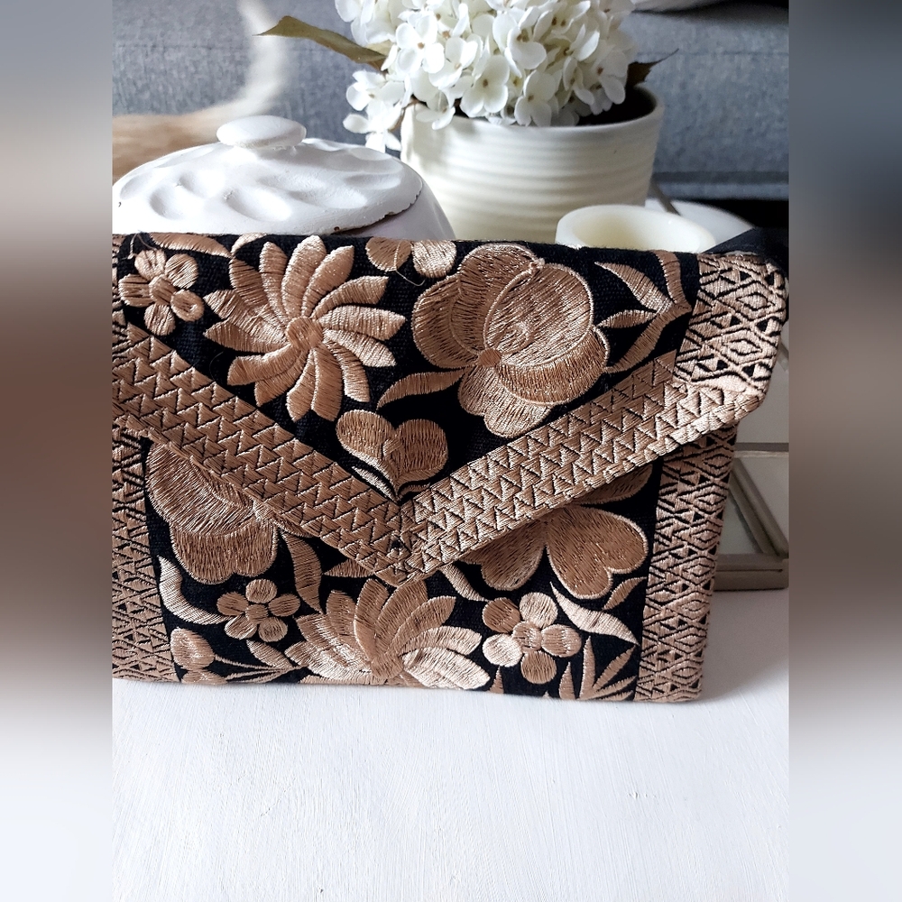 Gorgeous Hand Woven Purse.
